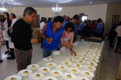 Director-del-INIAF-degustando-masitas-de-tarwi-en-la-XV-ILC-2019
