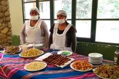 Grupo-de-mujeres-de-Colomi-mostrando-platos-de-tarwi-para-el-día-de-campo-de-la-XV-ILC-2019