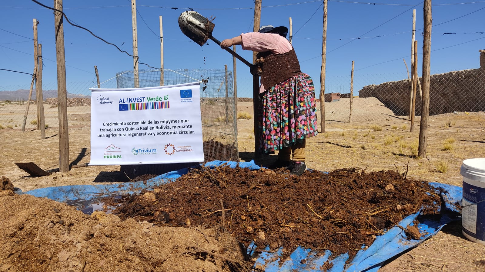 volteo del biocompost en la comunidad de Chita